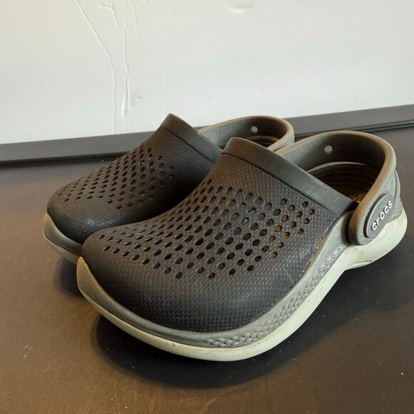 Crocs LiteRide Clogs Kids Size C8 Gray Black Slip On Sandals Lightweight Shoes - Picture 1 of 10